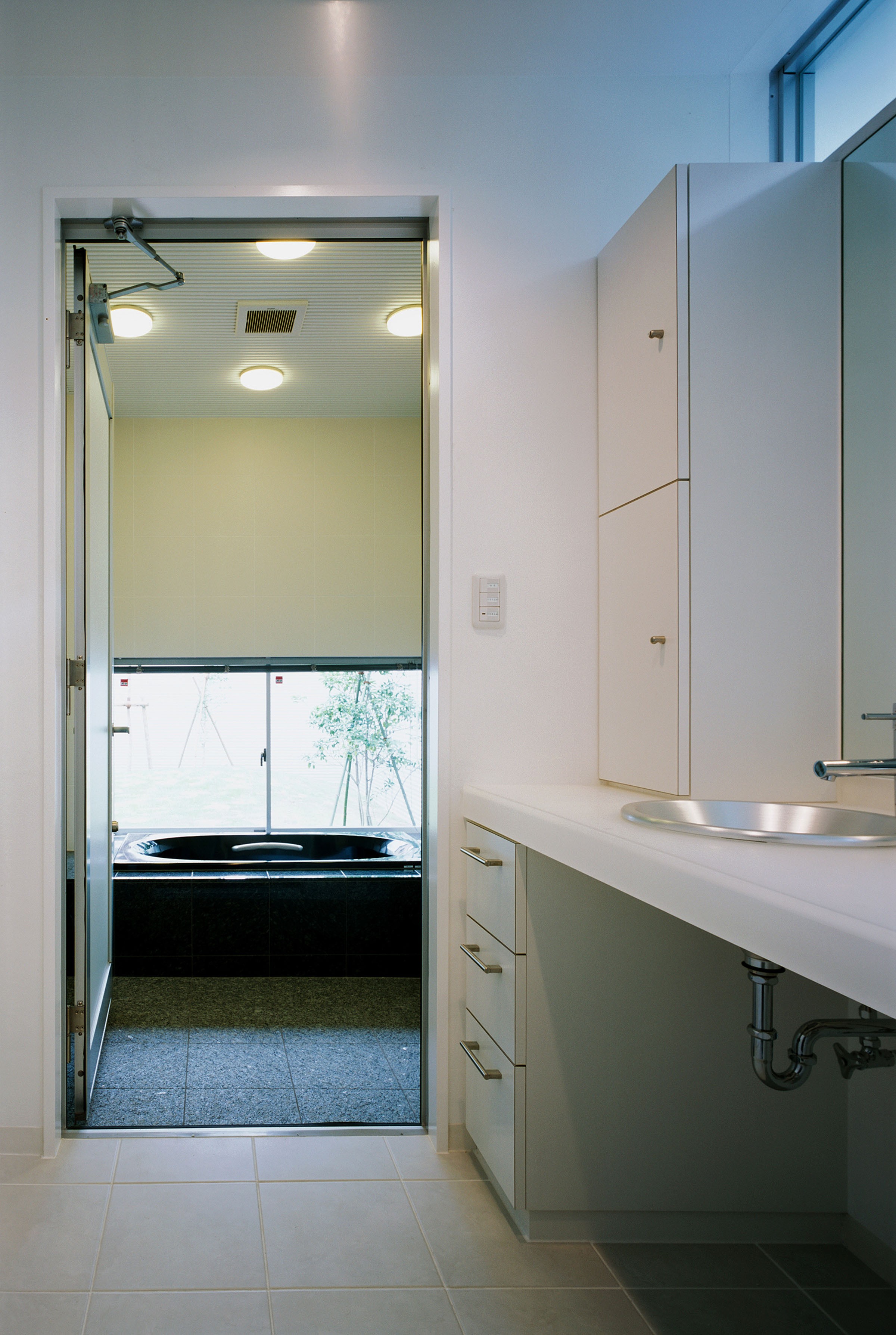 バス/トイレ事例：洗面所と浴室（－すべての部屋に直接光を届ける－「切妻と中庭の家」）