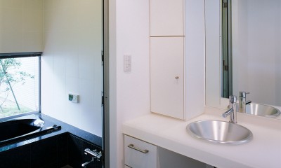 洗面｜－すべての部屋に直接光を届ける－「切妻と中庭の家」