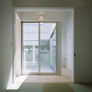 －すべての部屋に直接光を届ける－「切妻と中庭の家」の写真 和室から中庭を眺める