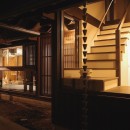 世田谷のコッテイジ、趣味のガーデニングの小さな住まいから多世代住宅へのリノベーションの写真 庭からの外観夜景