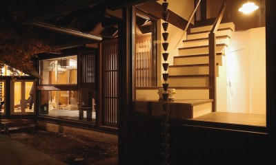 世田谷のコッテイジ、趣味のガーデニングの小さな住まいから多世代住宅へのリノベーション (庭からの外観夜景)