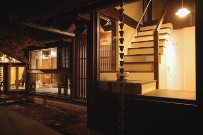 庭からの外観夜景 (世田谷のコッテイジ、趣味のガーデニングの小さな住まいから多世代住宅へのリノベーション)