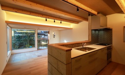 オープンキッチン｜片瀬山の家　『周辺環境との調和と生活多様性の創出』