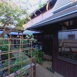 世田谷のコッテイジ、趣味のガーデニングの小さな住まいから多世代住宅へのリノベーション (脇道(露地）から入る玄関)