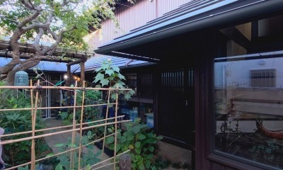 世田谷のコッテイジ、趣味のガーデニングの小さな住まいから多世代住宅へのリノベーション (脇道(露地）から入る玄関)