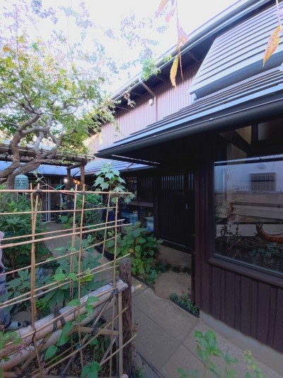 脇道(露地）から入る玄関 (世田谷のコッテイジ、趣味のガーデニングの小さな住まいから多世代住宅へのリノベーション)