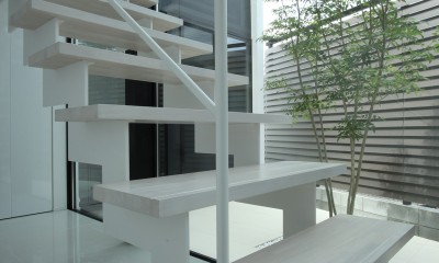 白い階段とプライベートヤード｜明暗のあるシンプルモダンの家／神奈川県横浜市