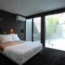 明暗のあるシンプルモダンの家／神奈川県横浜市の写真 時の移ろいを感じる寝室
