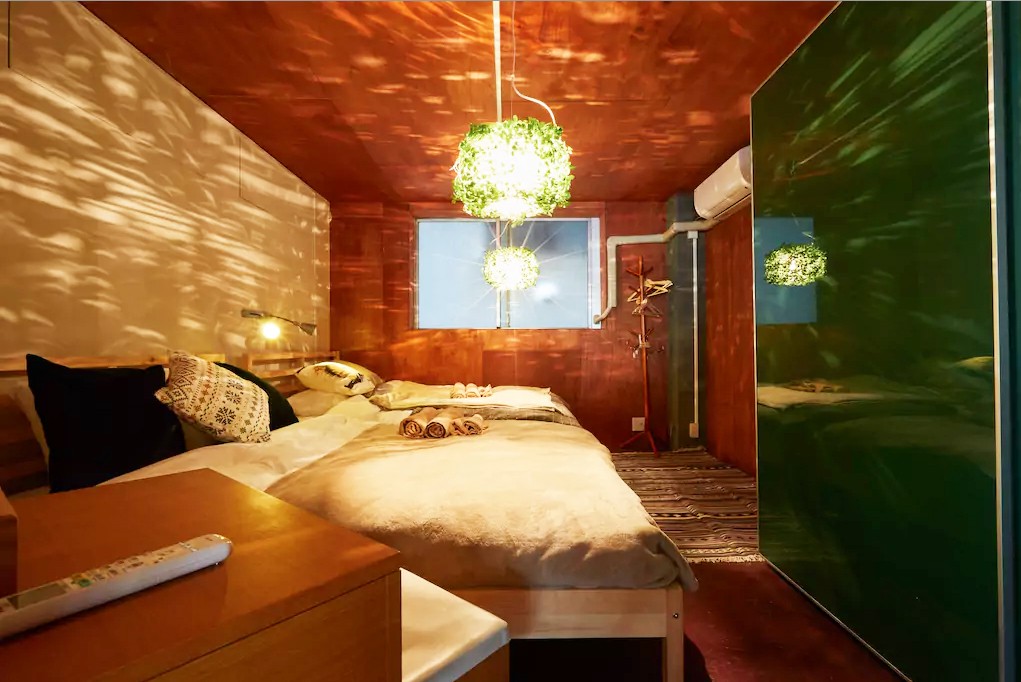 ベッドルーム事例：寝室にも照明で一工夫を（Central Park in Asakusa Camp）