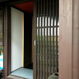 世田谷のコッテイジ、趣味のガーデニングの小さな住まいから多世代住宅へのリノベーション (もう一つの玄関外観)