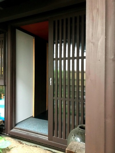 もう一つの玄関外観 (世田谷のコッテイジ、趣味のガーデニングの小さな住まいから多世代住宅へのリノベーション)