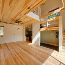 「農のある暮らし」の家の写真 リビングからヌック方向を見る。床と天井は無垢の杉羽目板張り