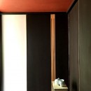 世田谷のコッテイジ、趣味のガーデニングの小さな住まいから多世代住宅へのリノベーションの写真 べんがらで彩られた玄関ホール