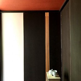 世田谷のコッテイジ、趣味のガーデニングの小さな住まいから多世代住宅へのリノベーション (べんがらで彩られた玄関ホール)