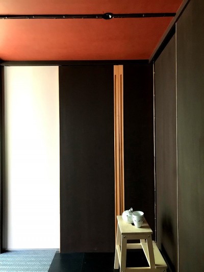 べんがらで彩られた玄関ホール (世田谷のコッテイジ、趣味のガーデニングの小さな住まいから多世代住宅へのリノベーション)