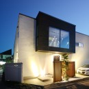 光と影が織りなす美しい家／東京都中野区の写真 灯りこぼれる外観
