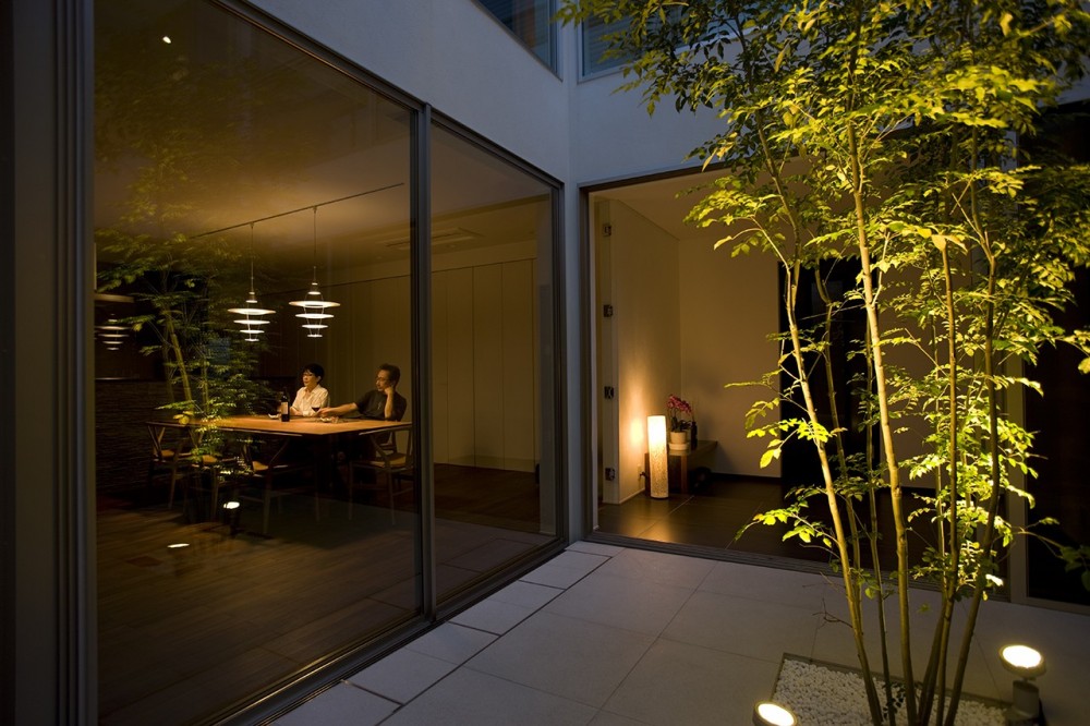 光と影が織りなす美しい家／東京都中野区 (夜の中庭の景色を楽しむ)