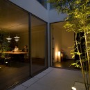 光と影が織りなす美しい家／東京都中野区の写真 夜の中庭の景色を楽しむ