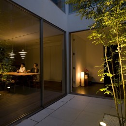 夜の中庭の景色を楽しむ (光と影が織りなす美しい家／東京都中野区)