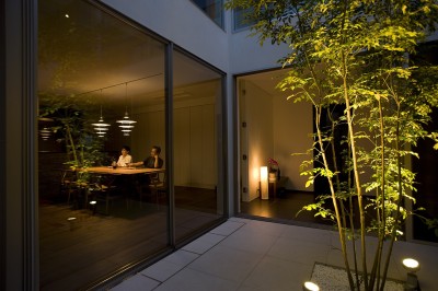 夜の中庭の景色を楽しむ (光と影が織りなす美しい家／東京都中野区)