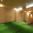 家族の気配を感じる大空間の家／東京都大田区の写真 地下のゴルフ練習場