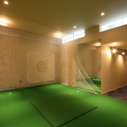 地下のゴルフ練習場 (家族の気配を感じる大空間の家／東京都大田区)