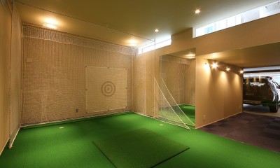 地下のゴルフ練習場｜家族の気配を感じる大空間の家／東京都大田区