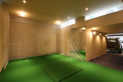 地下のゴルフ練習場 (家族の気配を感じる大空間の家／東京都大田区)