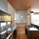 天蓋のある家『内・外を覆う格子天井』の写真 キッチン