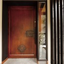 SKY FIELD HOUSE『現代古民家』の写真 欅一枚板の蔵戸を玄関戸に使う。