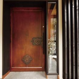 SKY FIELD HOUSE『現代古民家』-欅一枚板の蔵戸を玄関戸に使う。