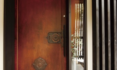 欅一枚板の蔵戸を玄関戸に使う。｜SKY FIELD HOUSE『現代古民家』