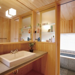 檜と十和田石の洗面・浴室 (SKY FIELD HOUSE『現代古民家』)