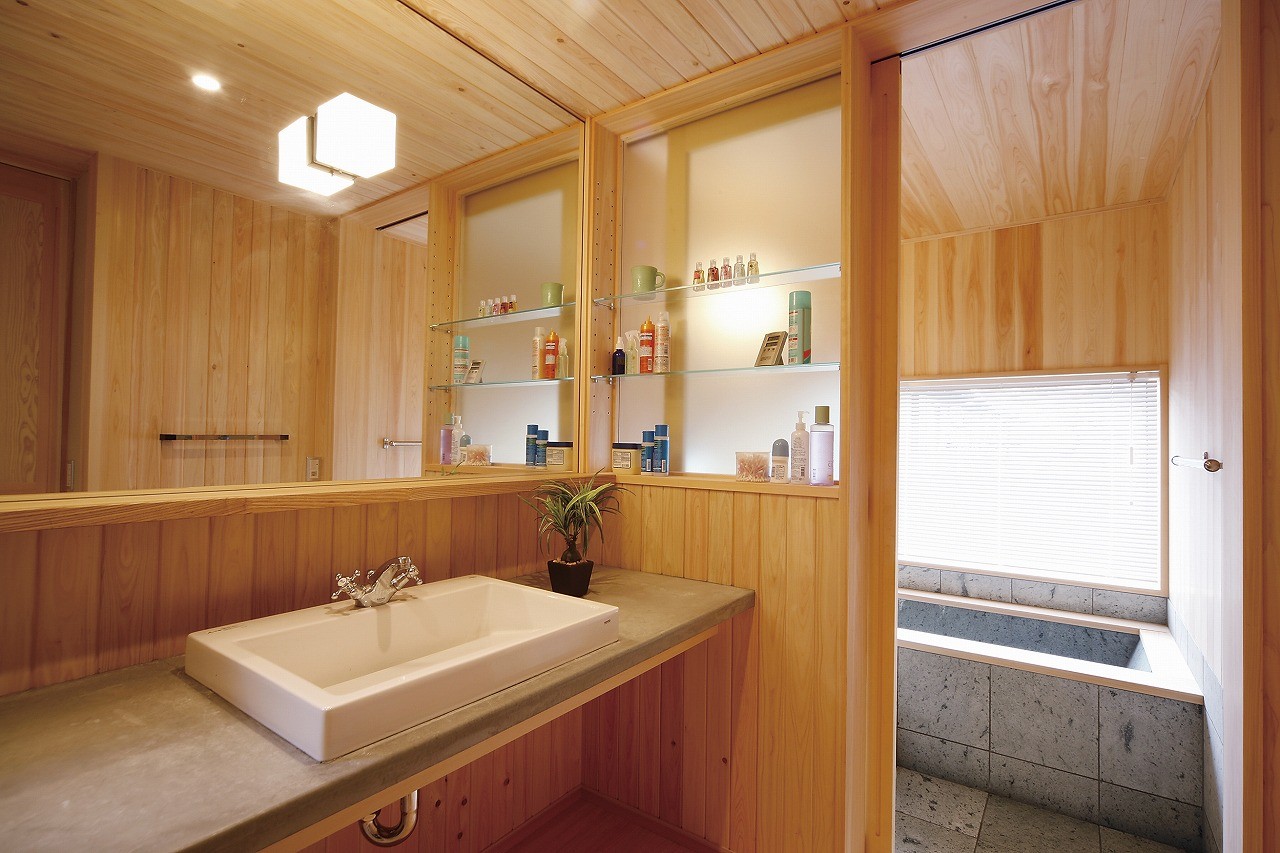 バス/トイレ事例：檜と十和田石の洗面・浴室（SKY FIELD HOUSE『現代古民家』）