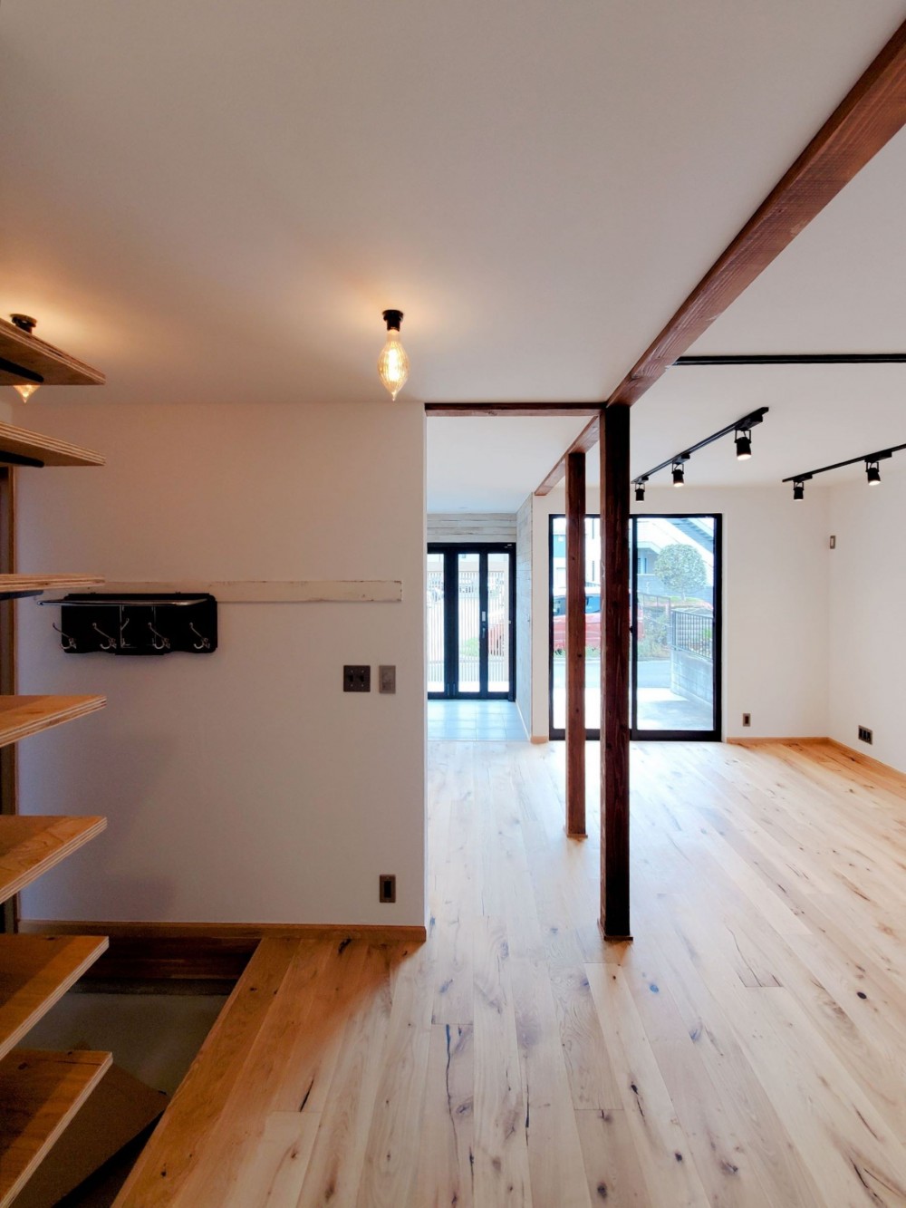 木造戸建て住宅インダストリアルリノベーション－土間スペースのある家 (玄関ホール)