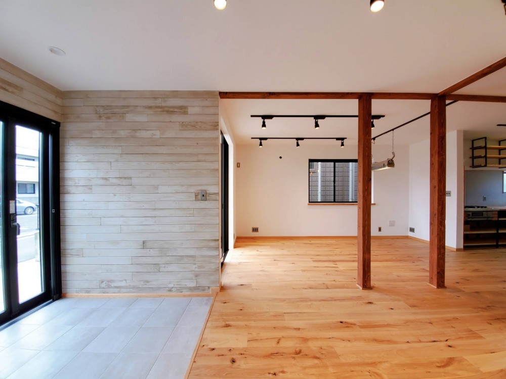 木造戸建て住宅インダストリアルリノベーション－土間スペースのある家 (リビング)