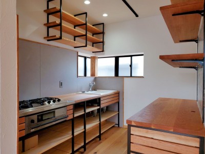 キッチン (木造戸建て住宅インダストリアルリノベーション－土間スペースのある家)