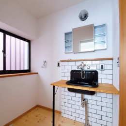 木造戸建て住宅インダストリアルリノベーション－土間スペースのある家 (洗面脱衣室)