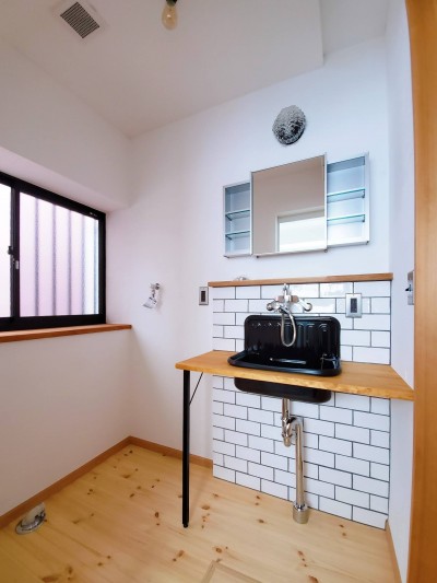 洗面脱衣室 (木造戸建て住宅インダストリアルリノベーション－土間スペースのある家)