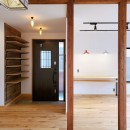 木造戸建て住宅インダストリアルリノベーション－土間スペースのある家の写真 ダイニングより玄関方向を見る