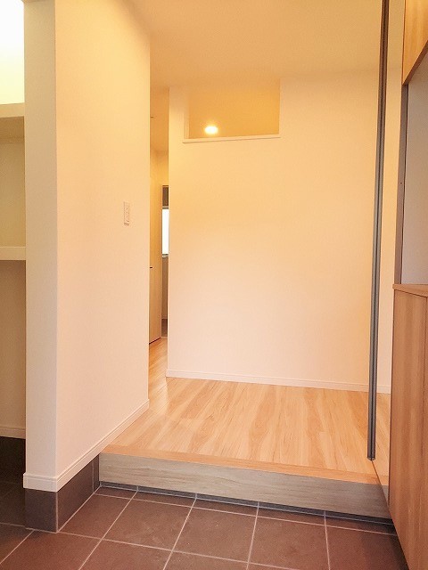 玄関事例：玄関ホール（階段を中心に回遊できる家事ラク動線のお家）