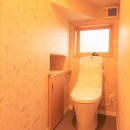 開放的なスキップフロアのあるお家の写真 トイレ