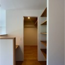 桃山台のマンションリフォーム／個室は控えめに、家族の居場所は最大限にの写真 ミシンスペース／ファミリークローゼット