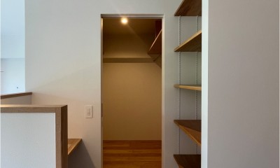 桃山台のマンションリフォーム／個室は控えめに、家族の居場所は最大限に (ミシンスペース／ファミリークローゼット)