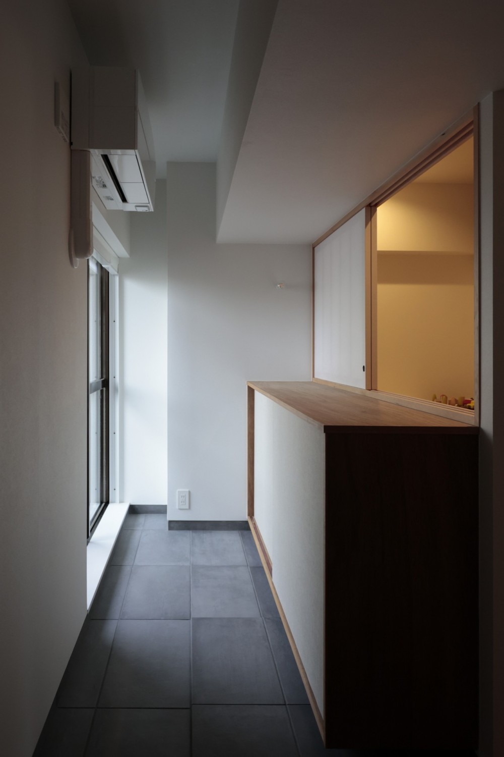 桃山台のマンションリフォーム／個室は控えめに、家族の居場所は最大限に (玄関土間)