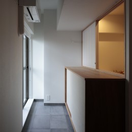 桃山台のマンションリフォーム／個室は控えめに、家族の居場所は最大限に (玄関土間)