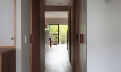 桃山台のマンションリフォーム／個室は控えめに、家族の居場所は最大限に (廊下)