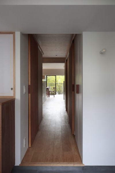 廊下 (桃山台のマンションリフォーム／個室は控えめに、家族の居場所は最大限に)