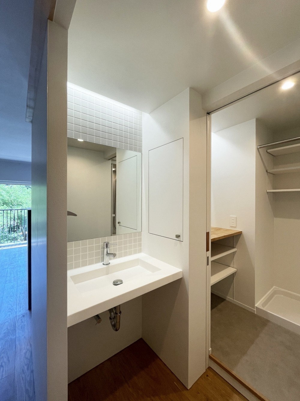 桃山台のマンションリフォーム／個室は控えめに、家族の居場所は最大限に (洗面コーナー)