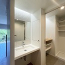 桃山台のマンションリフォーム／個室は控えめに、家族の居場所は最大限にの写真 洗面コーナー